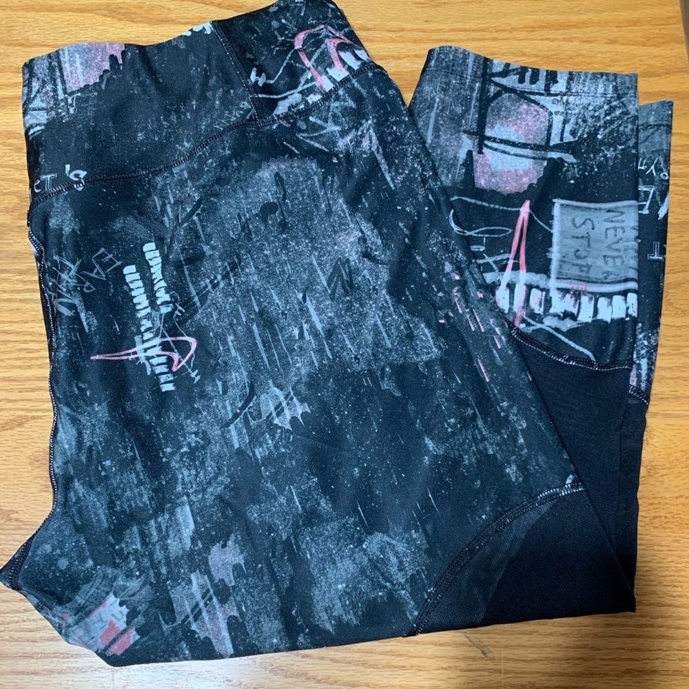 WOMENS NIKE printed capri leggings